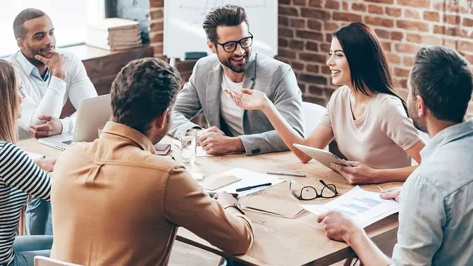 RH Pessoas discutindo a política de Recursos Humanos da empresa.