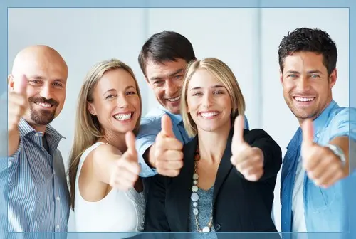 Equipe de RH aprovando um vídeo