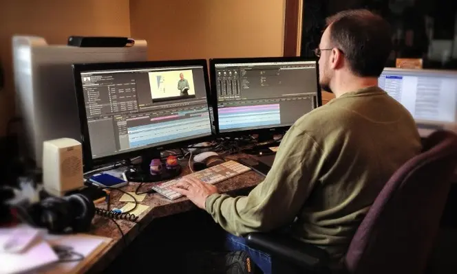 Editando os Vídeos da DZ2 Brasil Imagem de Michel Didier editando um vídeo corporativo.