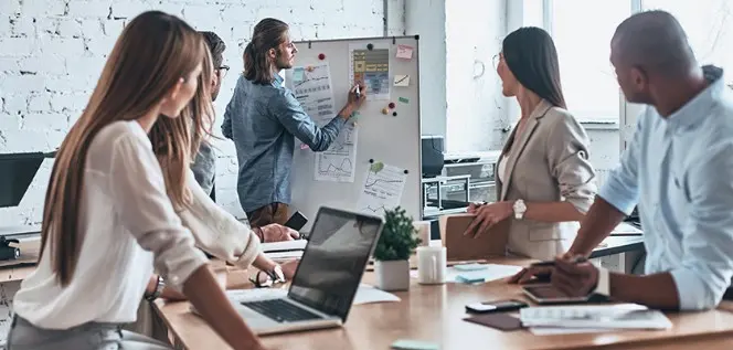 Parceria com Agências Imagem mostrando uma reunião entre produtora e agência.
